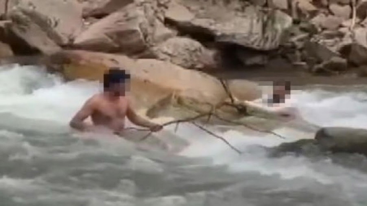 شاهد عيان يكشف اللحظات الأخيرة للمواطن الغريق في نهر أوزنغول التركية.. فيديو