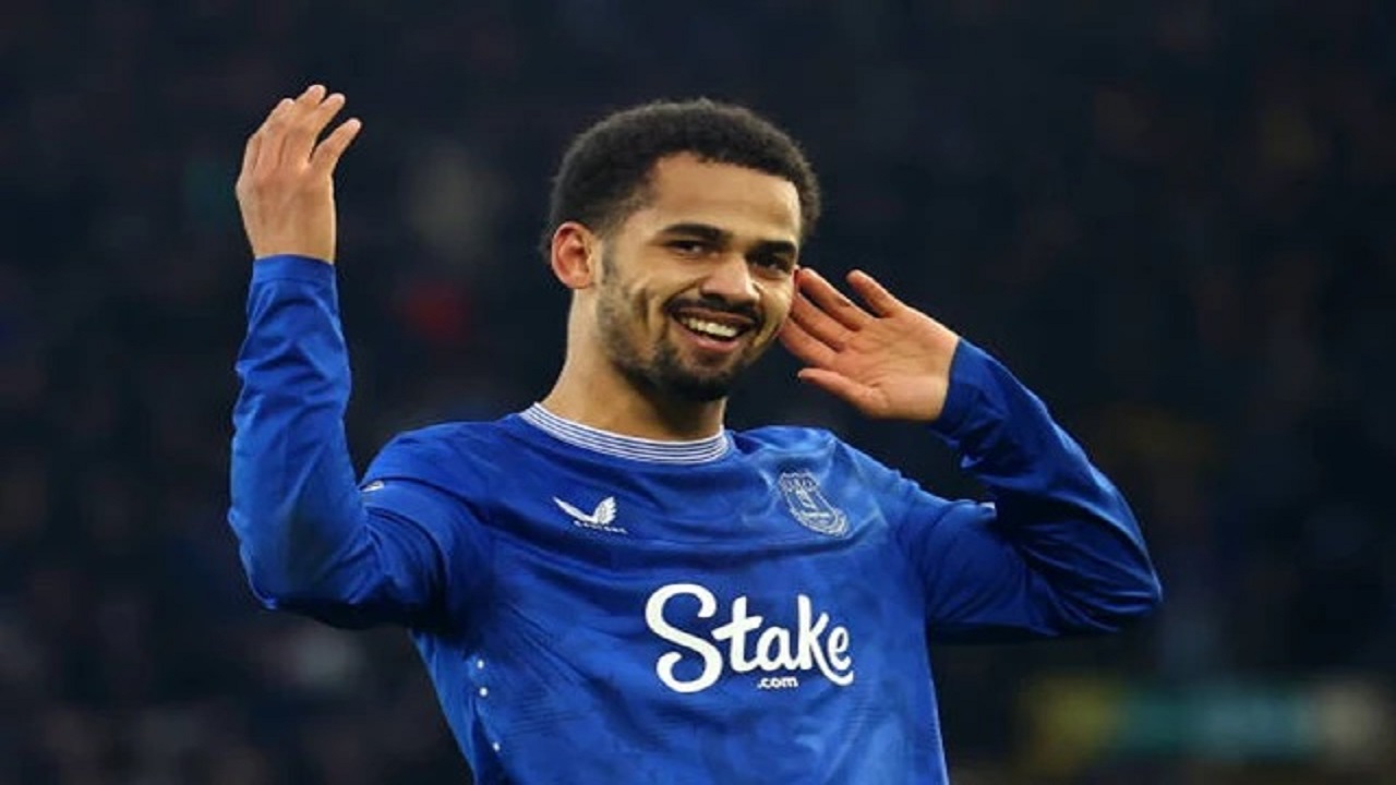 الهلال يبدأ محادثاته مع إيفرتون بشأن إليمان ندياي