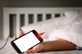 مخاطر قد تحدث عند شحن الهاتف على السرير