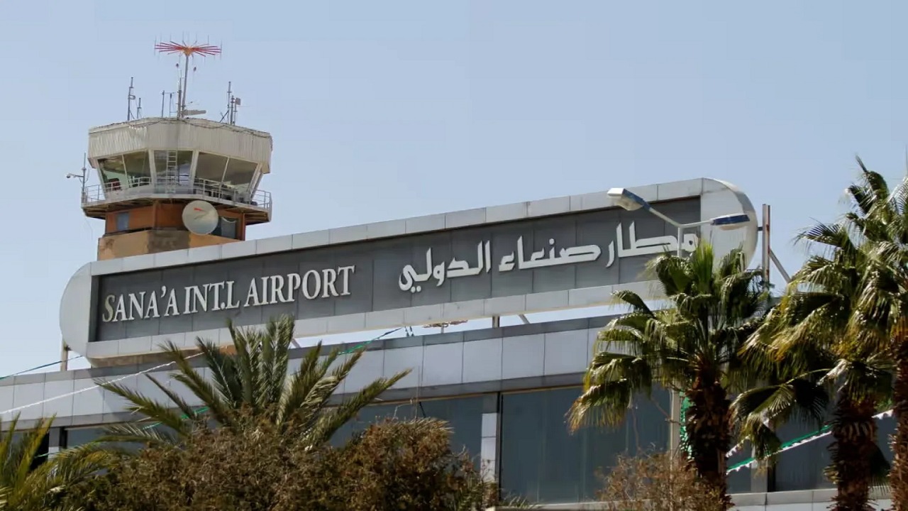 القوات اليمنية تعلن استهداف مدرج مطار صنعاء لمنع هبوط طائرة إيرانية
