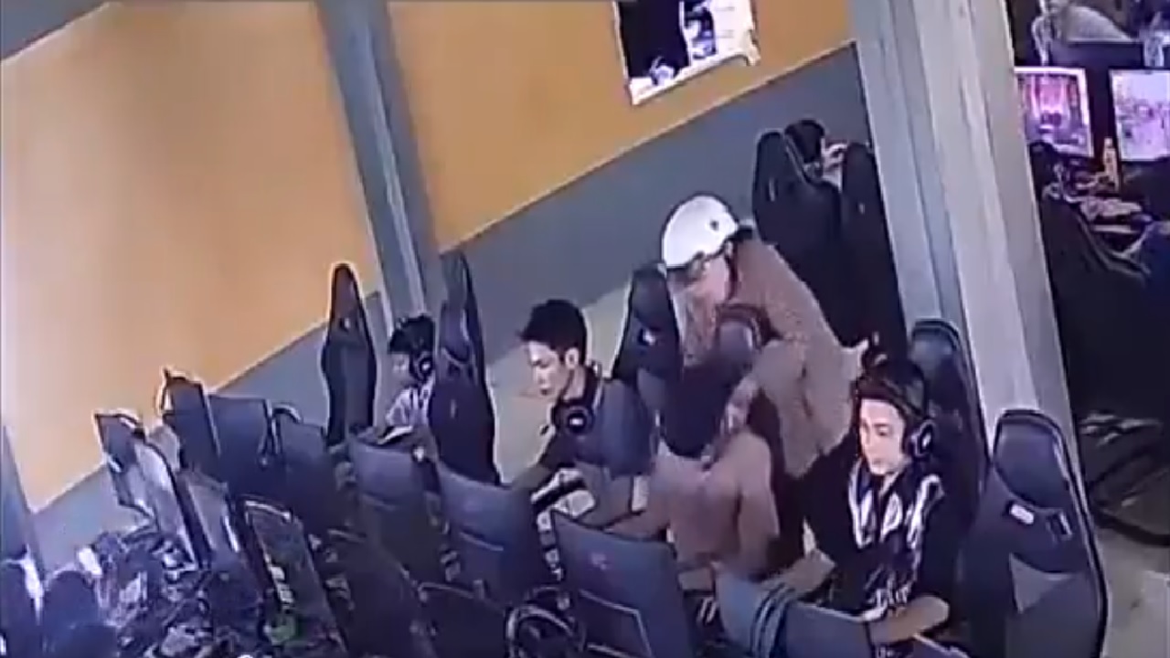 موقف طريف لجدة توبخ شابًا ظنًا أنه حفيدها ثم تعتذر له.. فيديو