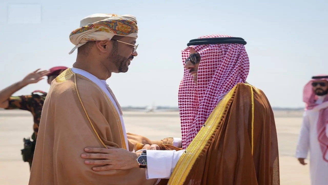 وزير الخارجية يصل إلى سلطنة عُمان