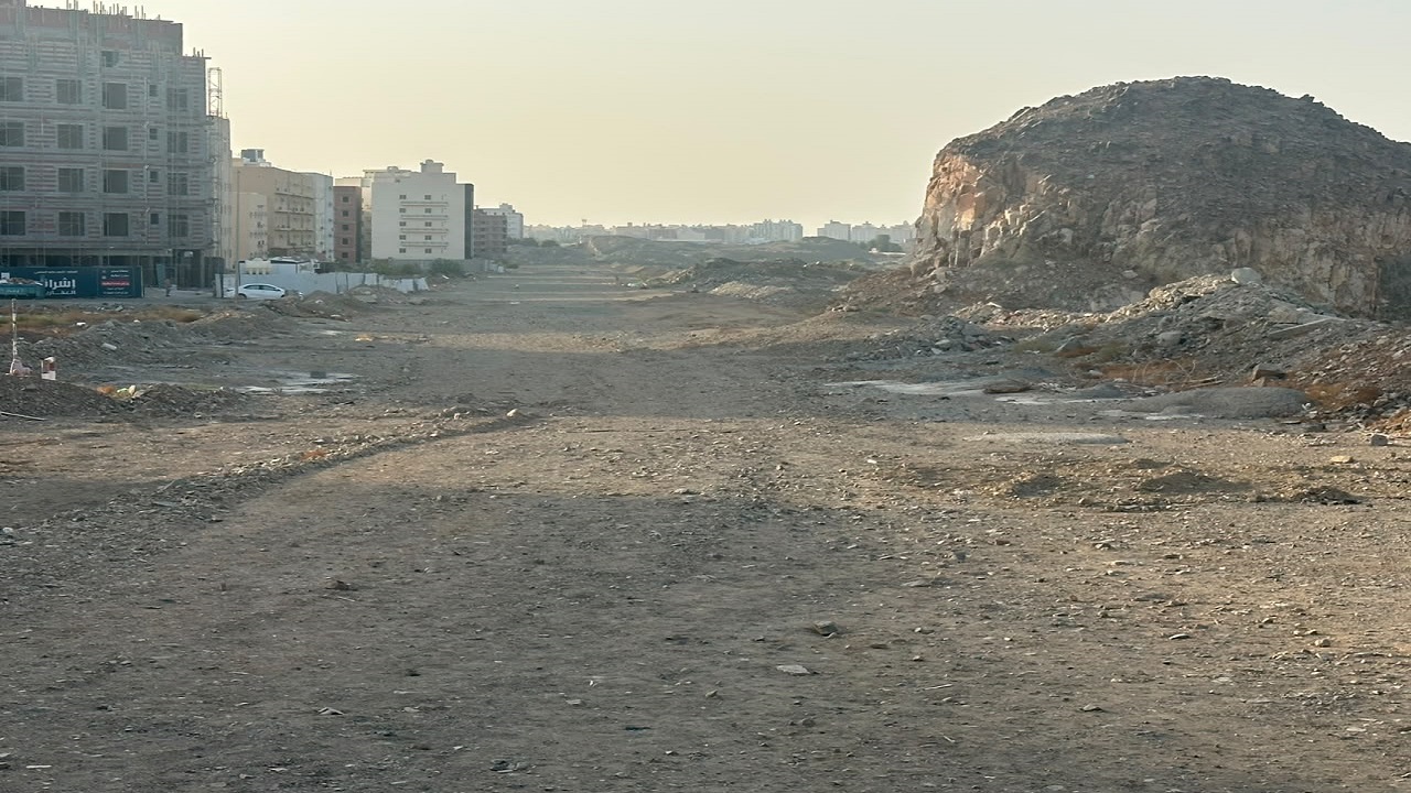 تعثر الطريق الشرقي بمخطط الريان يثير استياء الأهالي..صور