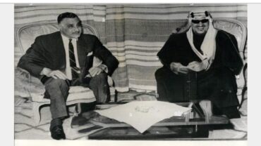 صورة قديمة للملك سعود مع جمال عبدالناصر