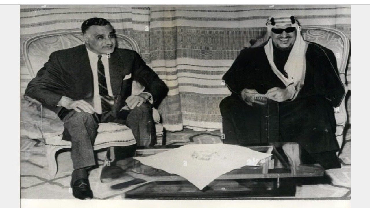 صورة قديمة للملك سعود مع جمال عبدالناصر
