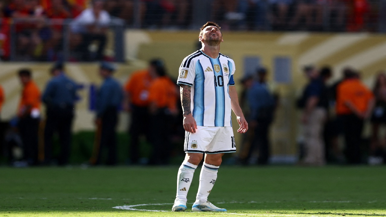 الحسرة تسيطر على ميسي بعد خسارة لقب كأس العالم ..فيديو وصور