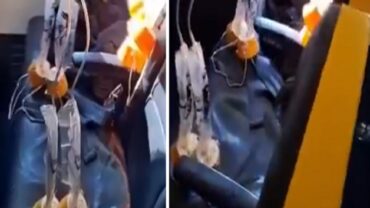 إنقاذ مسافر علق بالنافذة أثناء رحلة بطائرة راين إير .. فيديو