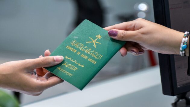 الجوازات توضح إجراءات تفعيل الجواز الجديد قبل السفر