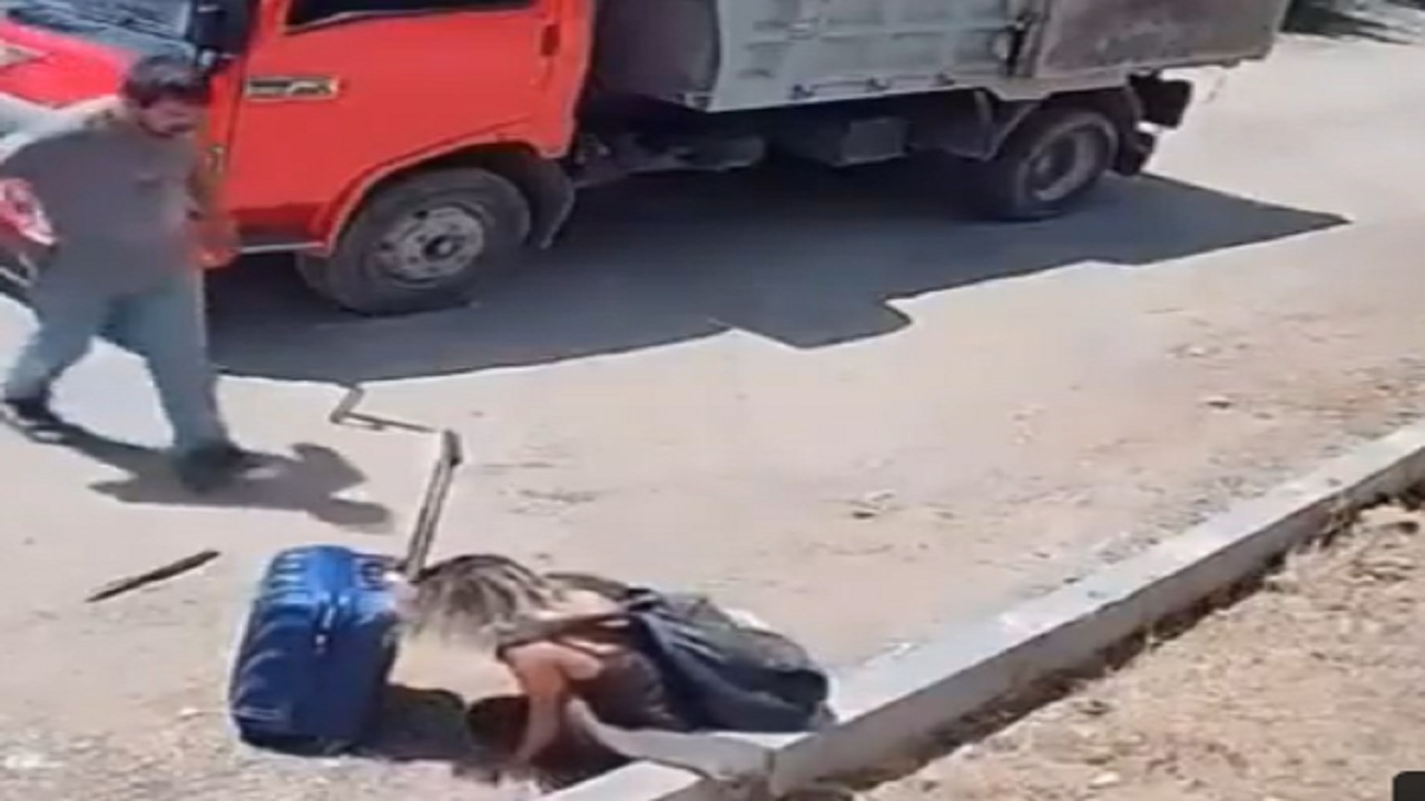لحظة إنقاذ سائق لسيدة بلعت لسانها في تركيا.. فيديو