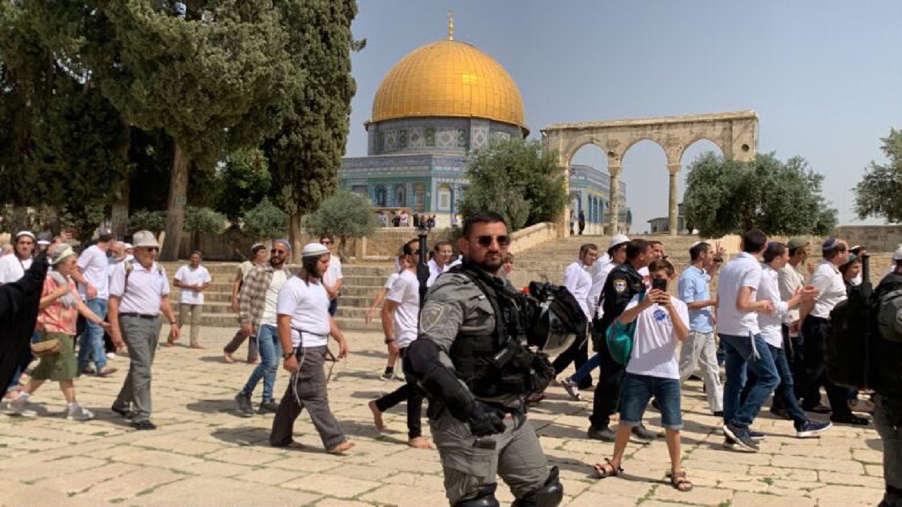 مئات المستعمرين يقتحمون المسجد الأقصى مجددًا
