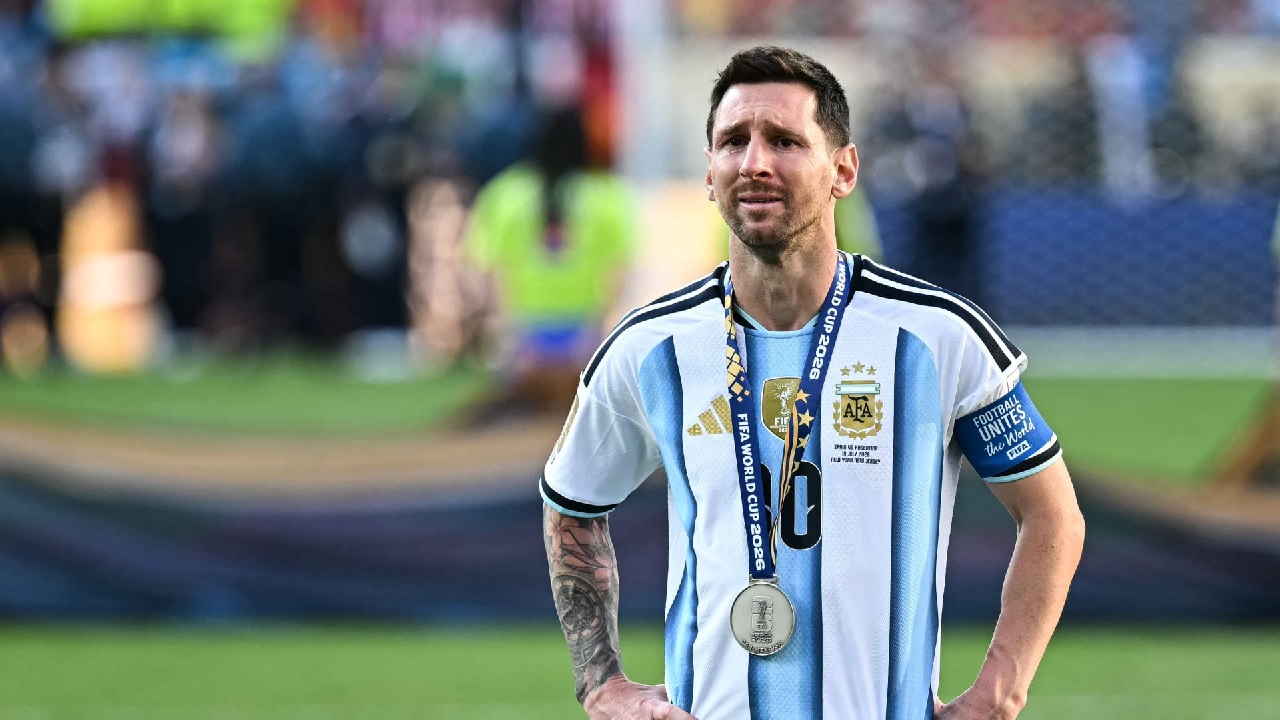 ميسي يبتعد عن الملاعب مؤقتًا بعد تعرض والده لوعكة صحية