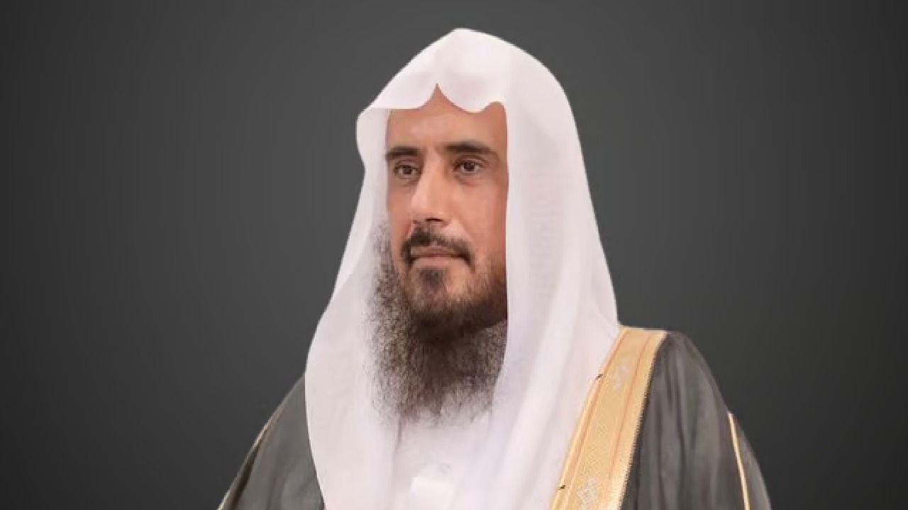 حكم جمع الصلوات دون قصر قبل السفر بالطائرة أو السيارة.. فيديو