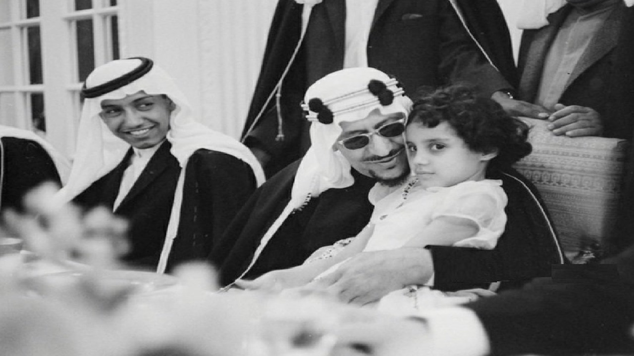 صورة نادرة للملك سعود مع ابنته الأميرة دلال في حفل عشاء