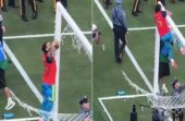 الحارس الإسباني ديفيد رايا يقطع شبكة المرمى بعد فوز منتخب بلاده بكأس العالم