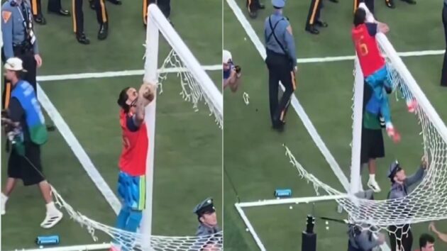 الحارس الإسباني ديفيد رايا يقطع شبكة المرمى بعد فوز منتخب بلاده بكأس العالم