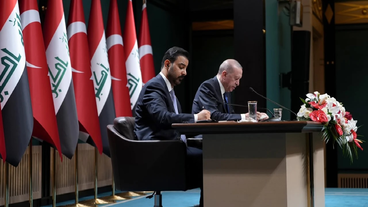 رفض توقيع وزير النقل العراقي يحرج الزيدي أمام أردوغان.. فيديو