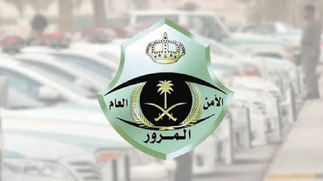 المرور يباشر حادثًا مروريًا لاصطدام مركبة بواجهة مبنى تجاري بجدة