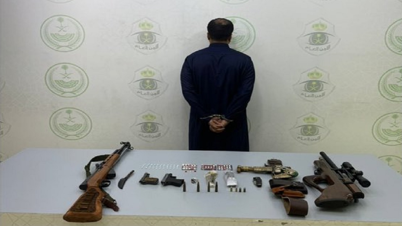 ضبط مروج للحشيش وأقراص طبية وبحوزته أسلحة بعسير