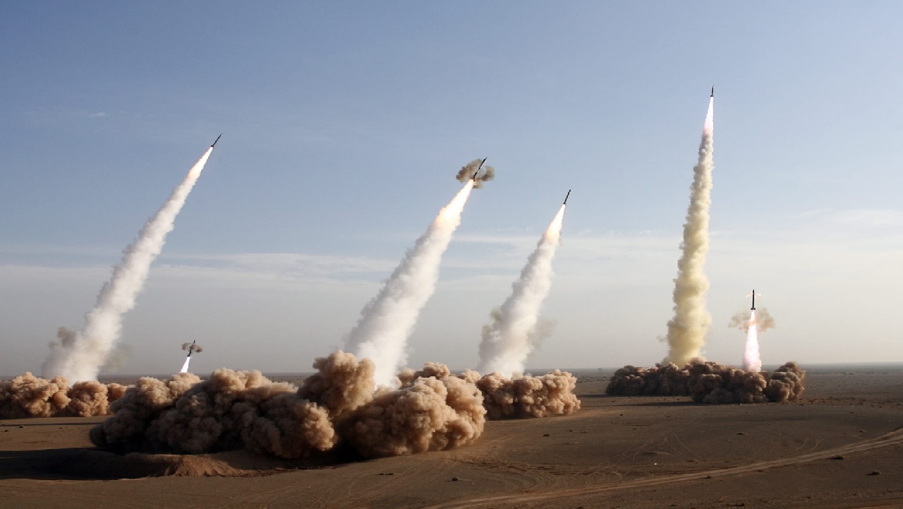 الكويت تعترض صواريخ باليستية ومسيرات معادية في أجوائها