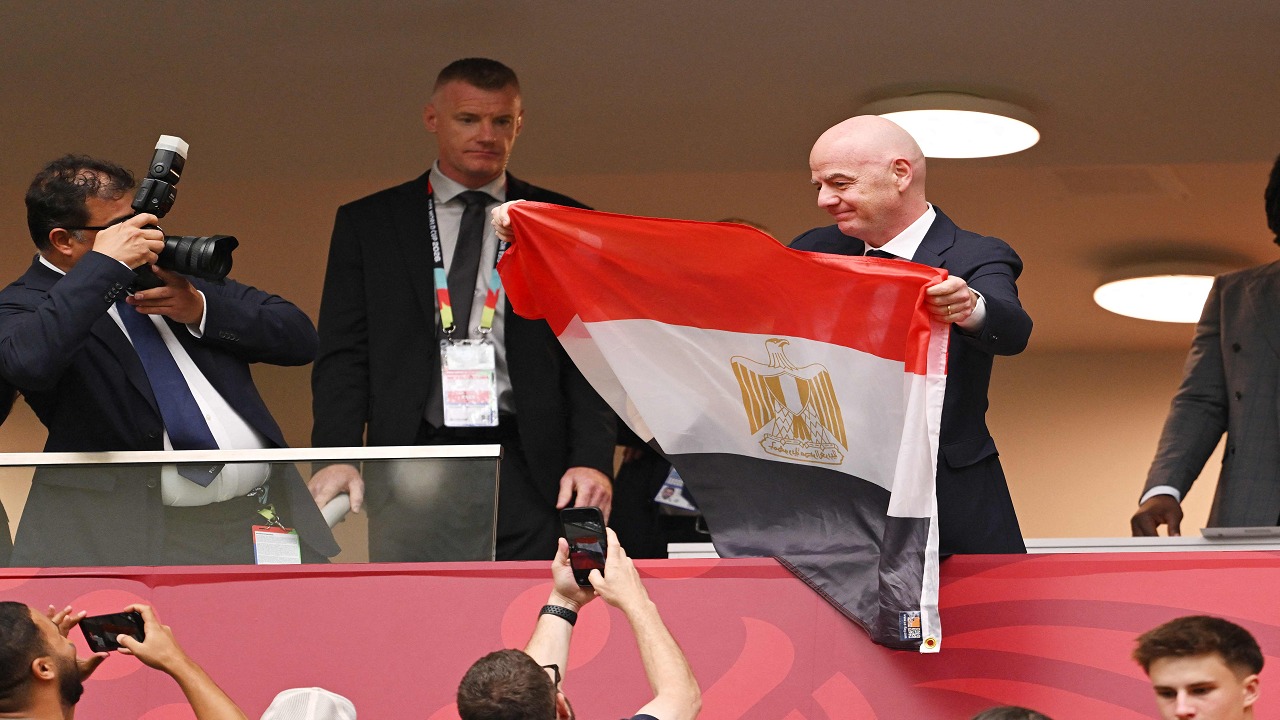 إنفانتينو يرفع علم مصر قبل مباراة كولومبيا وسويسرا
