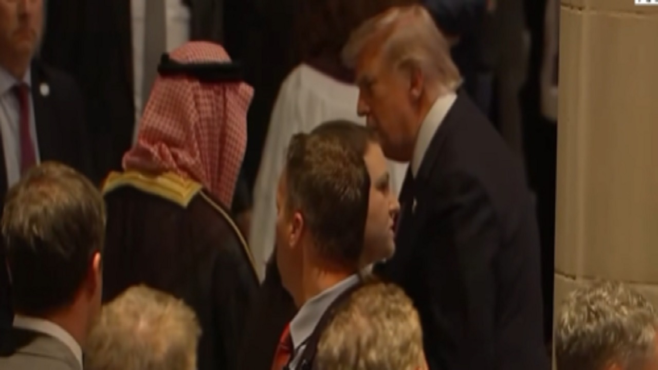 ترامب يصافح ياسر الرميان في حفل تأبين السيناتور ليندسي غراهام.. فيديو
