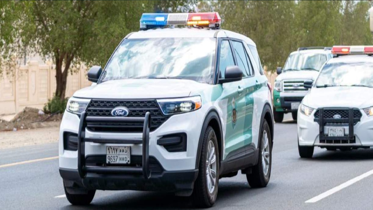مرور المدينة يباشر حادثًا مروريًا لاصطدام شاحنتين داخل نفق