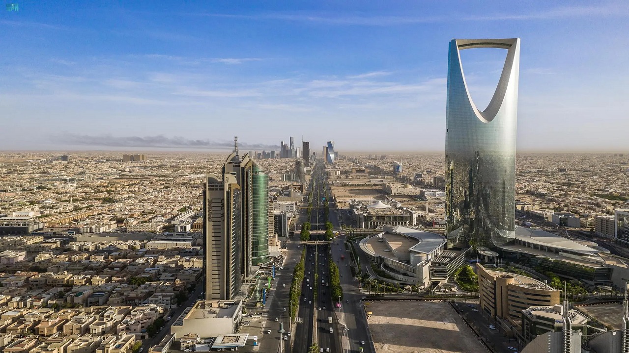 إصابة سائق ومرافقيه إثر اصطدام شاحنة بجسر في الرياض