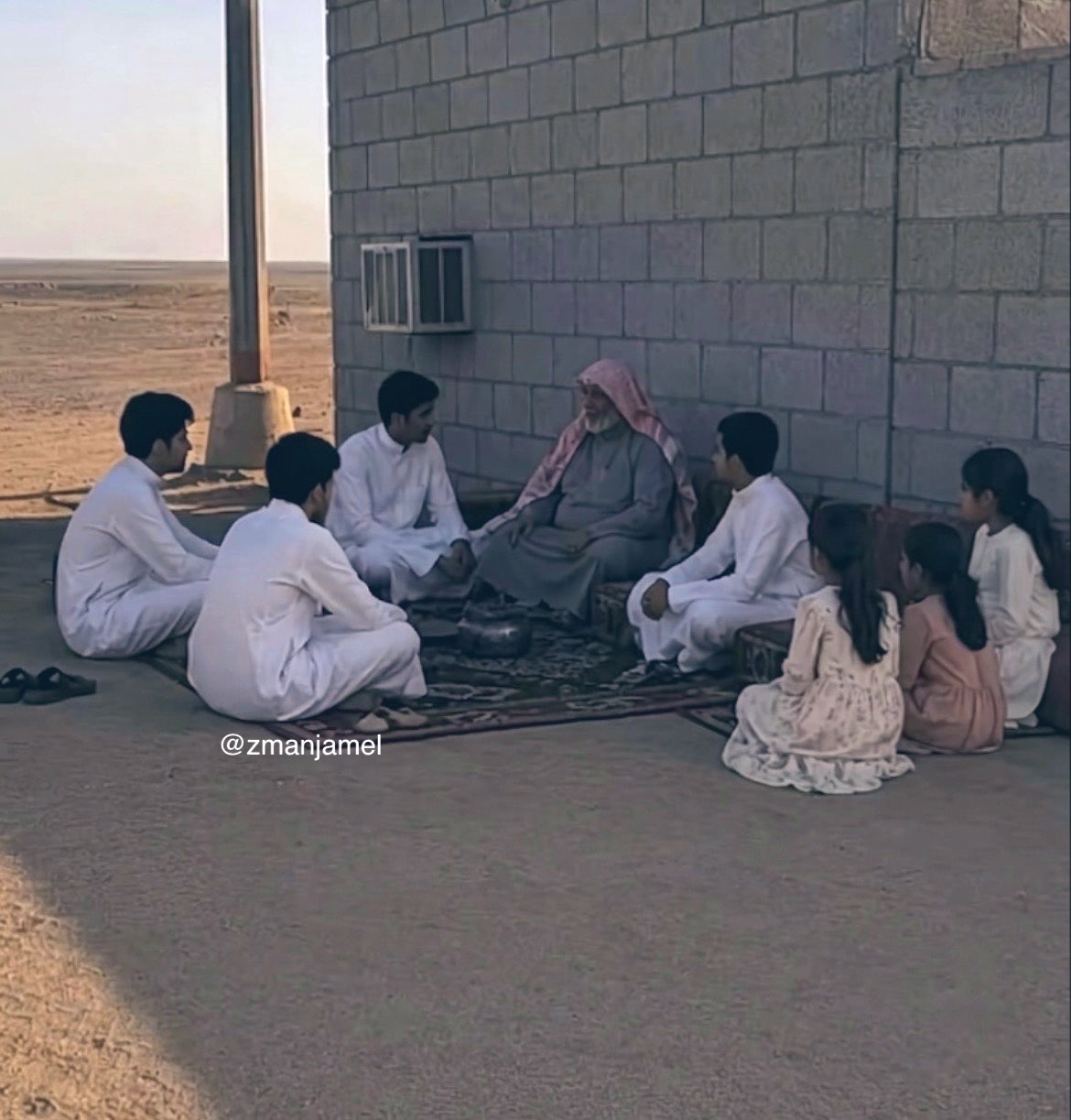 جلسة أب مع أبنائه من الزمن الجميل