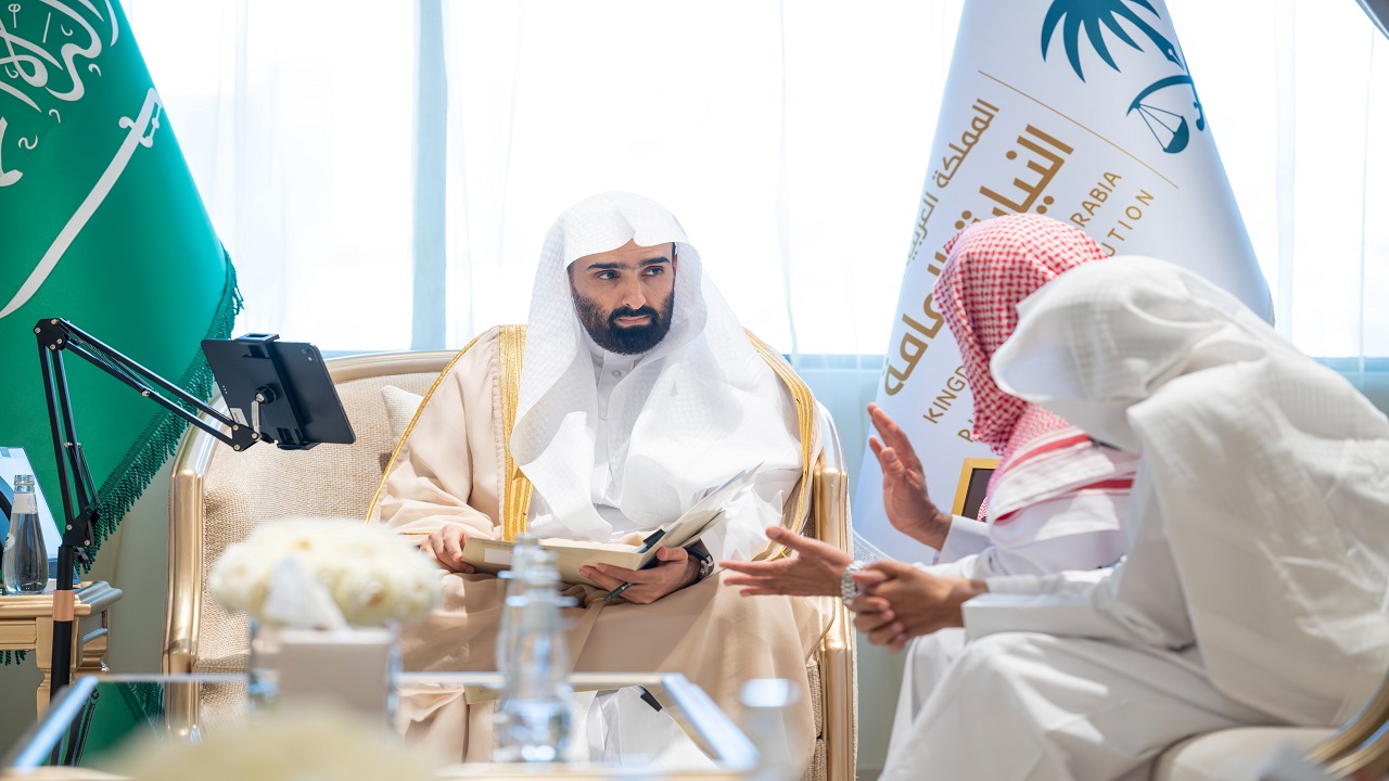 النائب العام يلتقي المستفيدين ويوجّه بسرعة دراسة الطلبات وإنجازها