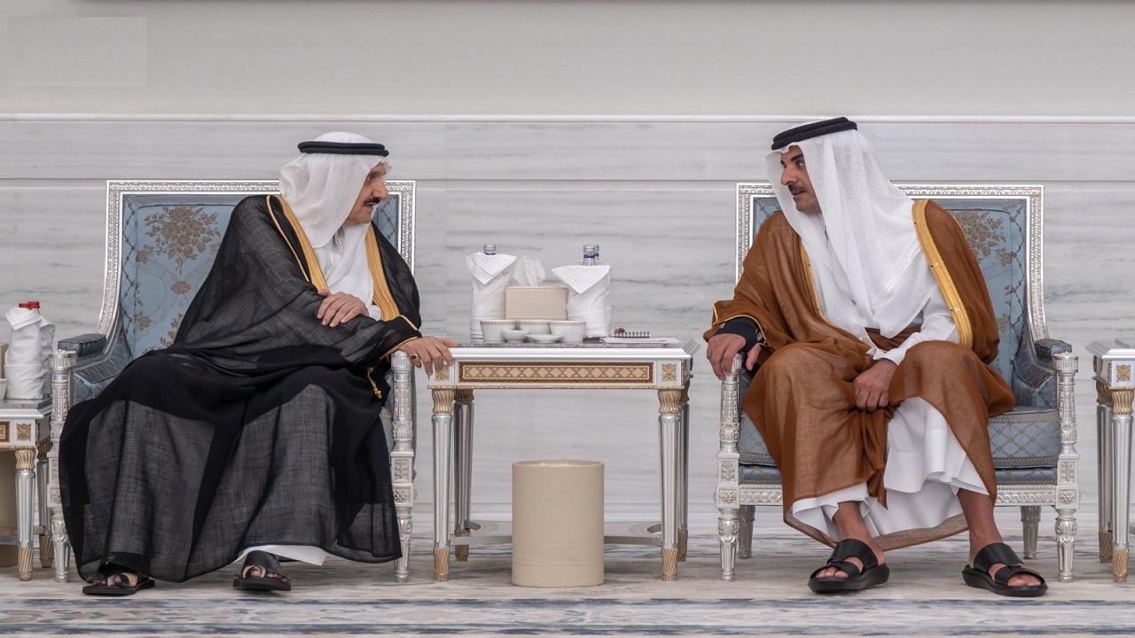 الأمير منصور بن متعب ينقل تعازي القيادة لأمير قطر في وفاة الشيخ حمد بن خليفة