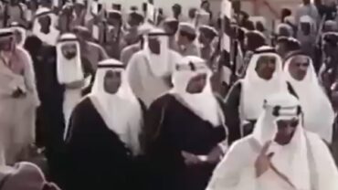 لقطات تاريخية للملك سعود برفقة الملك فيصل وخادم الحرمين الشريفين.. فيديو