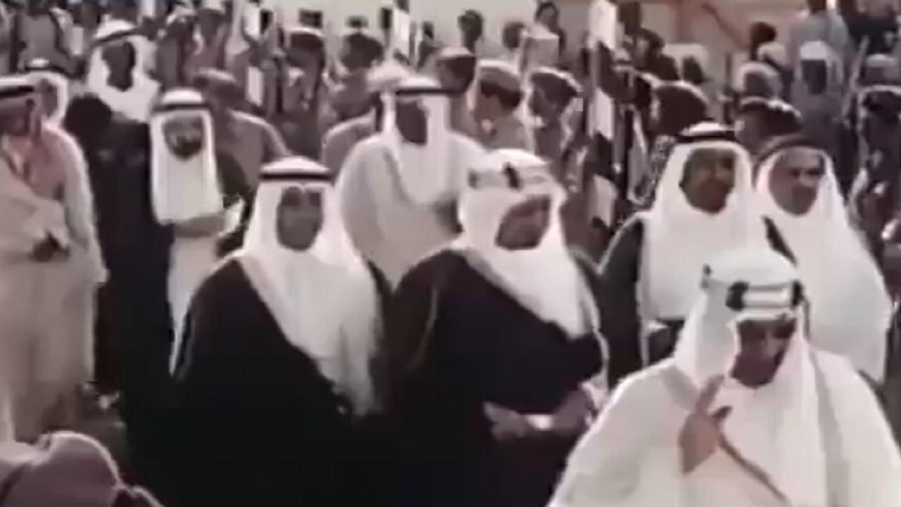 لقطات تاريخية للملك سعود رفقة الملك فيصل وخادم الحرمين الشريفين.. فيديو