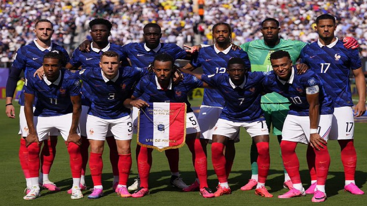 احتفالات منتخب فرنسا تتصدر عناوين الصحف الرياضية العالمية