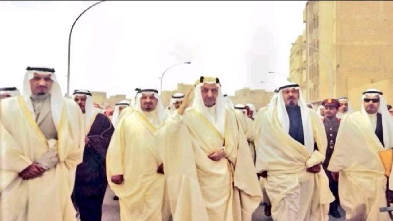 صورة تاريخية للملك فيصل أثناء سيره من مصلى العيد إلى قصر الحكم