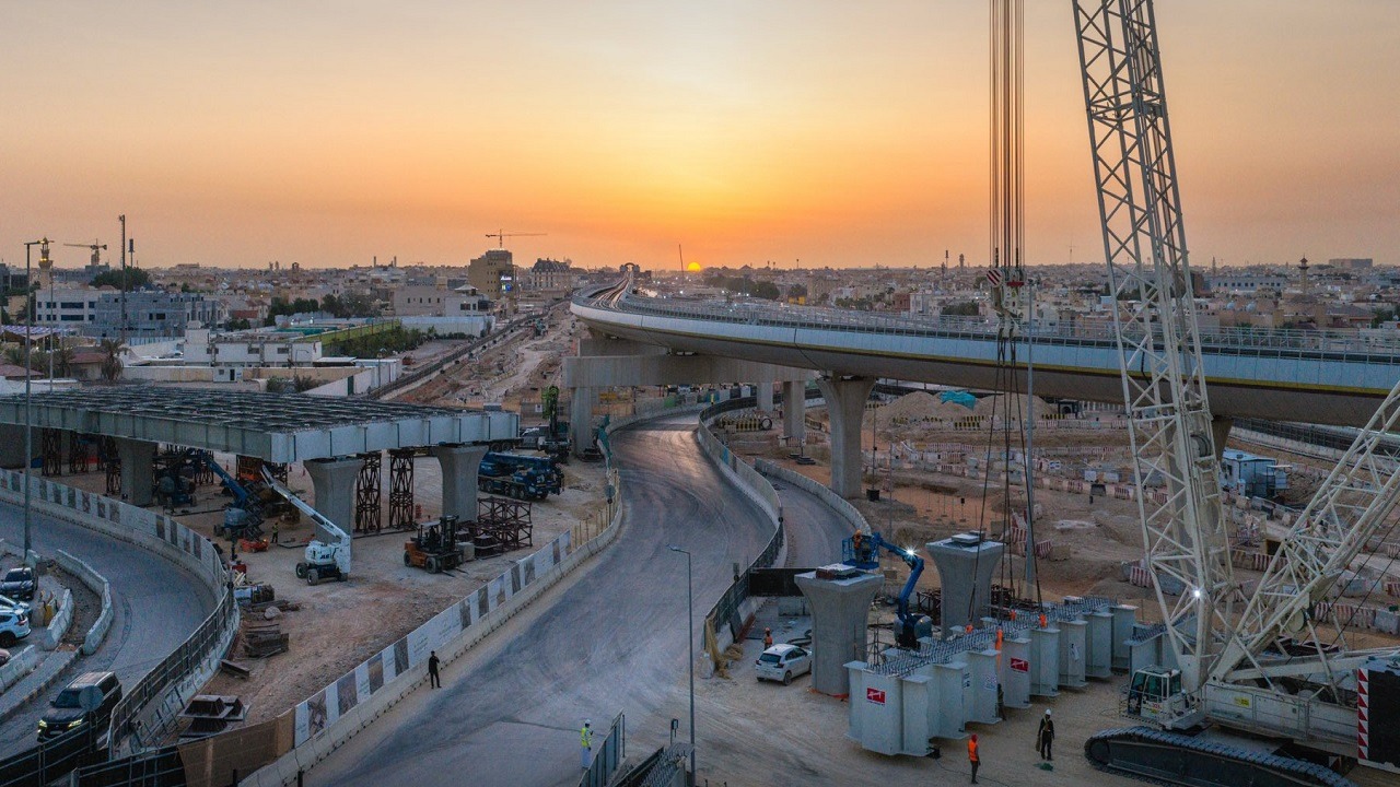 إنجاز 50 % من أعمال جسر طريق الثمامة.. صور