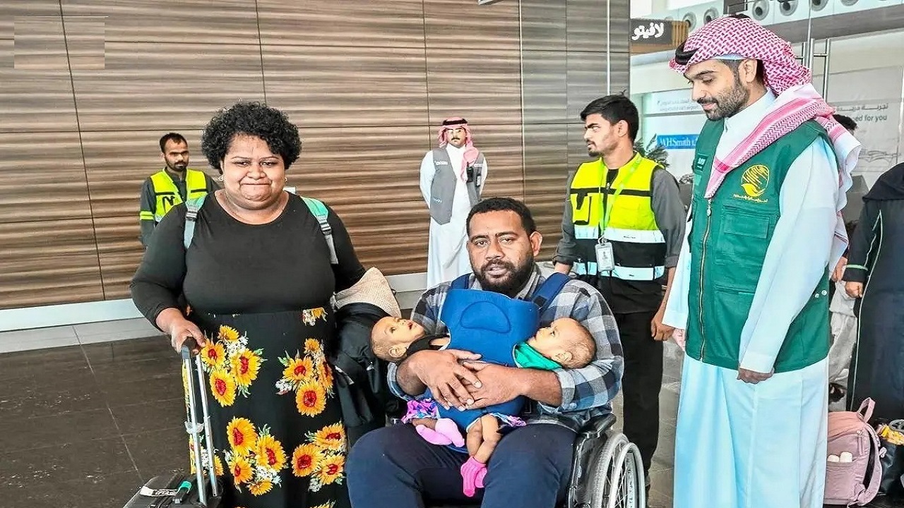 وصول التوأم الملتصق الفيجي “جيسيبيل وديسيسيا” إلى الرياض.. صور
