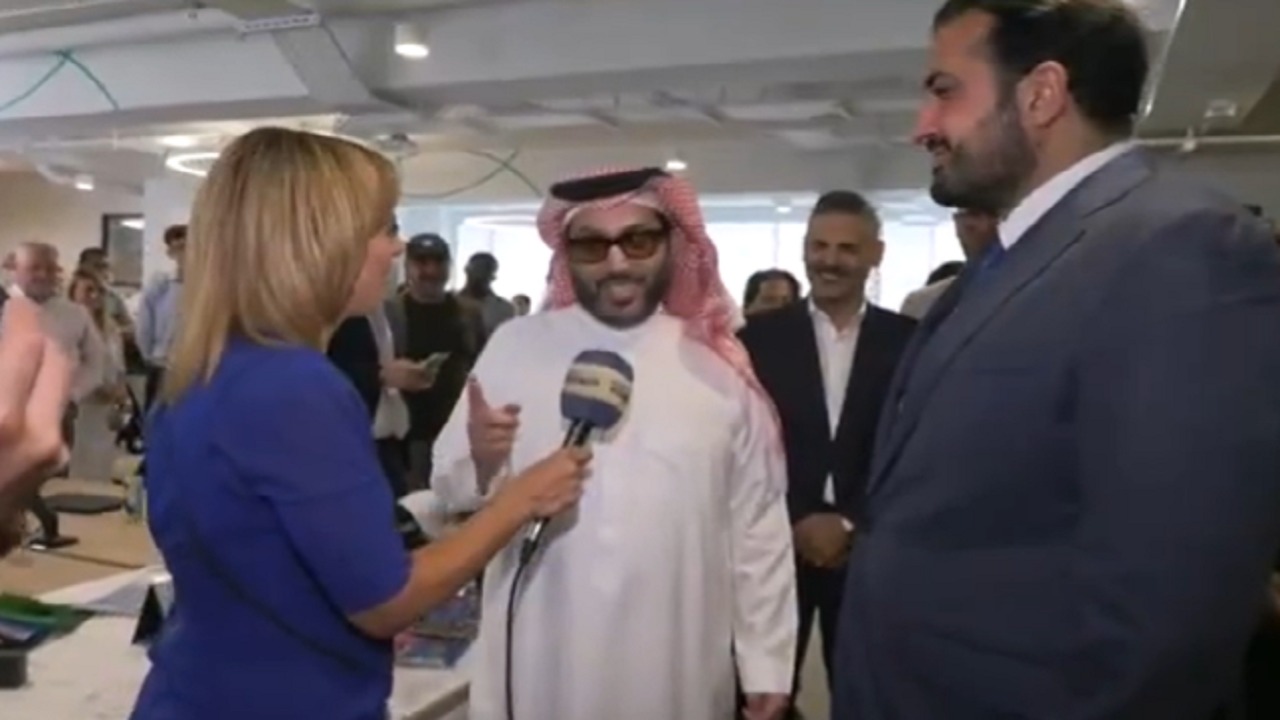 تركي آل الشيخ يمازح مراسلة العربية : أنا بتشاءم منك دايمًا بشوفك وأسهمي بتكون نازلة .. فيديو