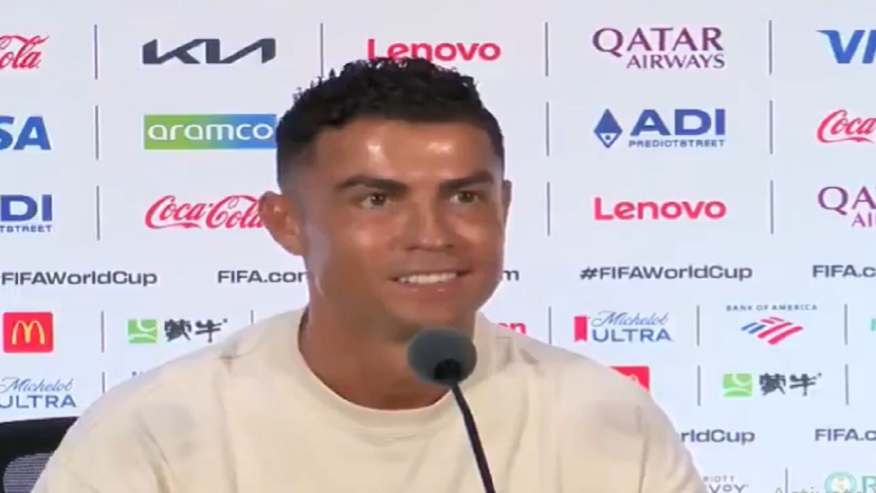 رونالدو يفاجئ الجميع في مؤتمر صحفي: هذا الرجل لا يحبني واتحداه أن يطرح سؤالًا جيدًا.. فيديو