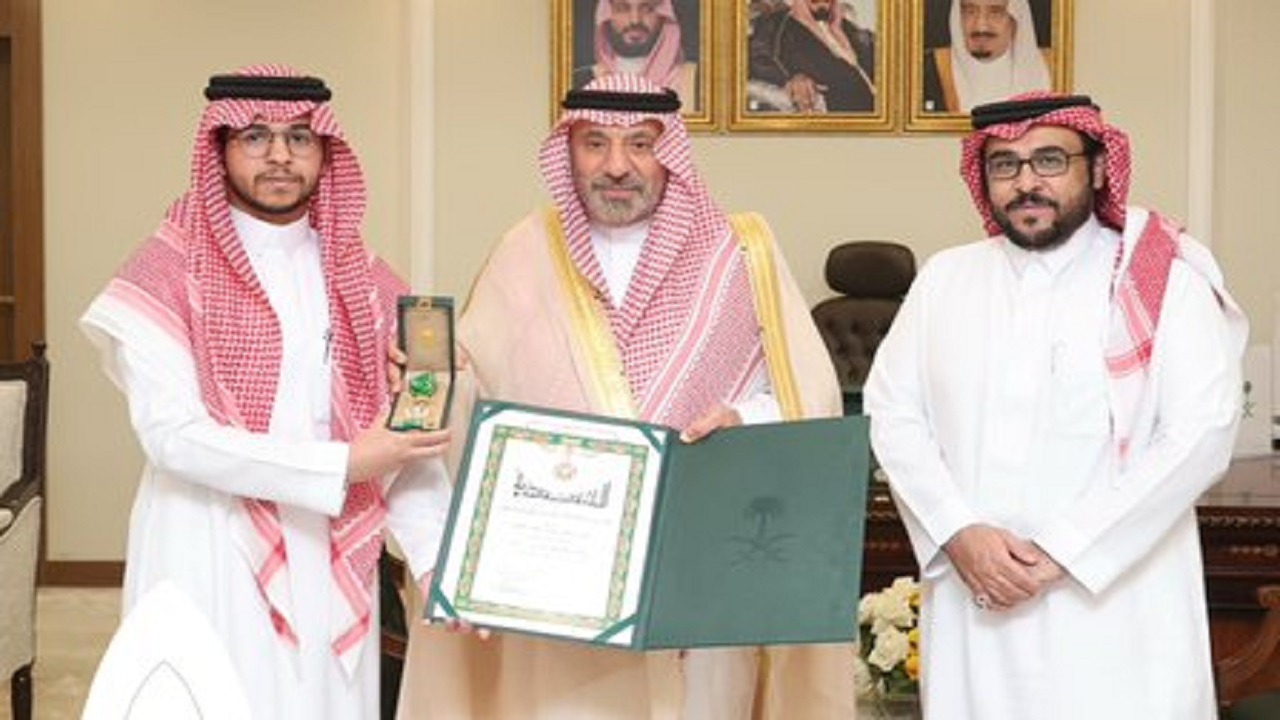 أمير نجران يُسلّم مواطنًا وسام الملك عبدالعزيز لتبرعه بنسبة من كبده لوالد والدته