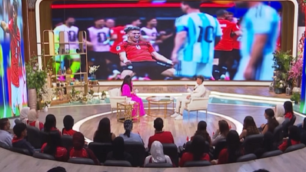 ردة فعل مضحكة لـ إمام عاشور لحظة رؤيته صورة لاحتفاله أمام ميسي .. فيديو