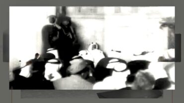 صورة تاريخية للملك سعود يؤم المصلين في مسجد الجامع بالهند