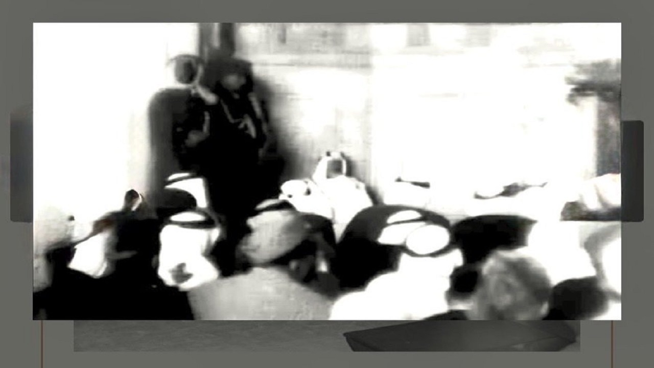 صورة تاريخية للملك سعود يؤم المصلين في مسجد الجامع بالهند