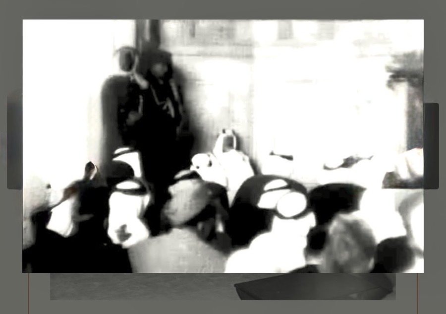 صورة تاريخية للملك سعود يؤم المصلين في مسجد الجامع بالهند