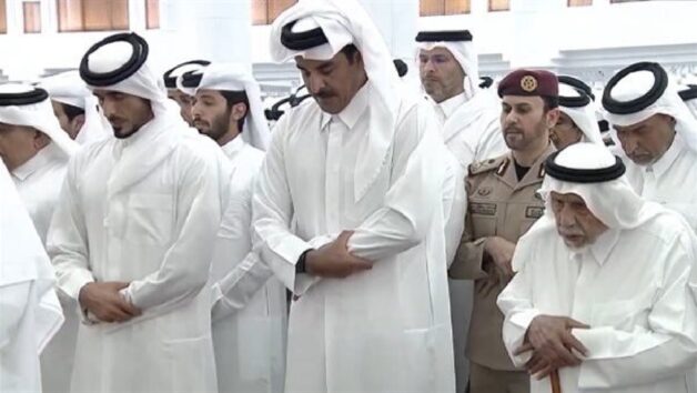 ‏أمير قطر الشيخ تميم بن حمد يؤدي صلاة الجنازة على والده الراحل.. فيديو