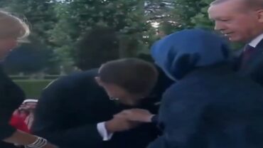 موقف محرج لماكرون خلال محاولة تقبيل يد زوجة أردوغان