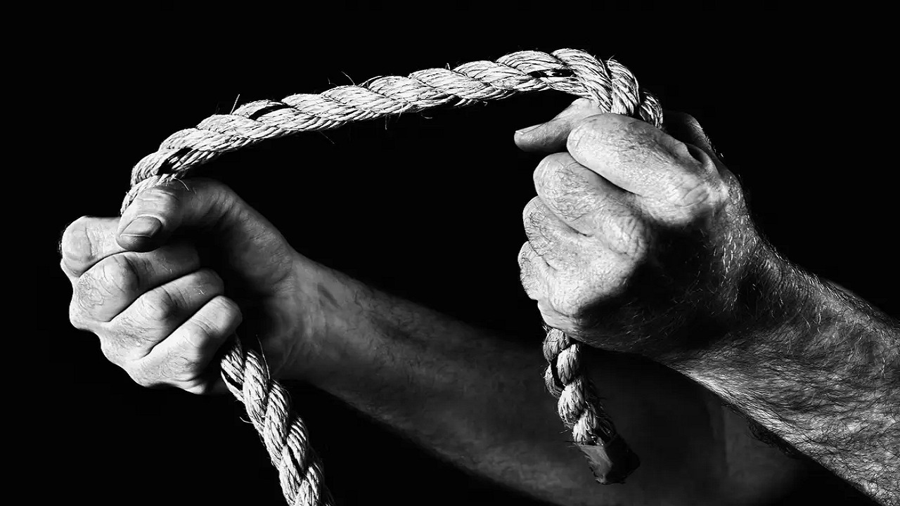 شاب يخنق آخر لمروره في محيط منزله بالأردن