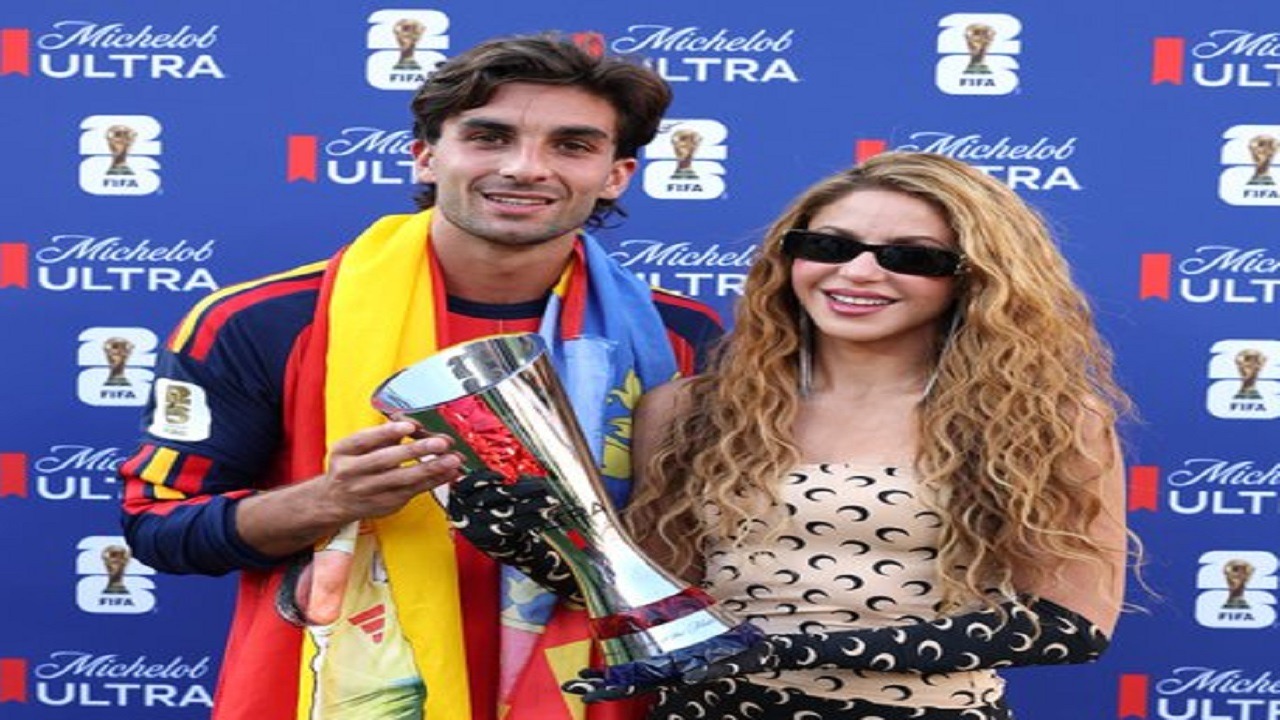 شاكيرا تلتقط صورا مع أفضل لاعب بمونديال 2026