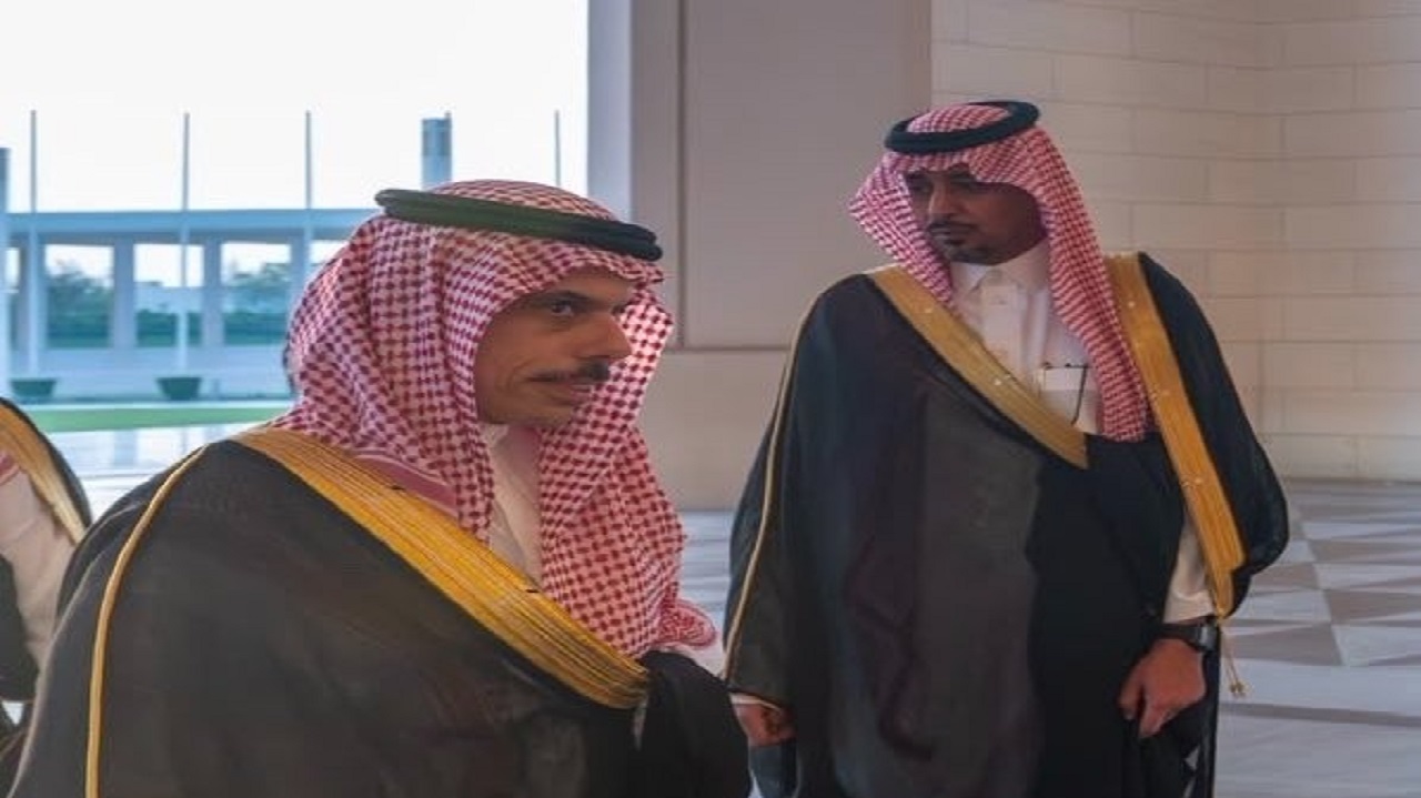 الأمير فيصل بن فرحان يحضر تقديم واجب العزاء لأمير قطر