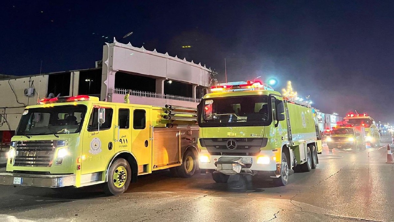 إخماد حريقًا في محال تجارية بحفر الباطن