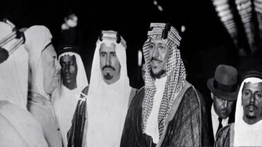 الملك سعود يمازح الحاضرين خلال اجتماع في الرياض